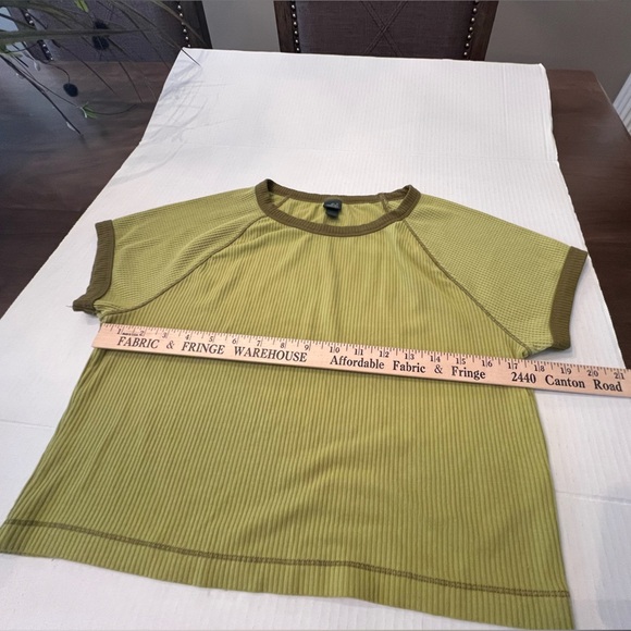 WILD FABLE SIZE XL SHORT SLEEVE CROP TOP WITH ROUND NECK.  GREEN - Picture 3 of 8